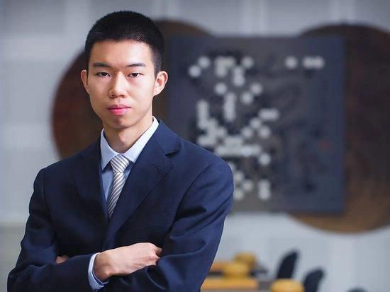 少林叛徒韩师长教师（石坚 饰）变节少林后，斥资买下一座小岛将其革新成私家王国，韩师长教师及一干手下在岛上制贩福寿膏，逼迫女性卖淫，警方欲将其绳之以法却苦无证据。少林高徒李（李小龙 饰）的工夫已超出有形境地，他受师傅与当局请托，筹办加入三年一度由韩师长教师主办的交锋年夜会。交锋年夜会时代，是登岸孤岛汇集证据的独一机遇。同时韩师长教师的私家保镳熬加达曾杀戮了李的姐姐，是李恨入骨髓的敌人。交锋年夜会的约请发出，世界各地选手纷纭堆积，有债务缠身的鲁柏、勇于匹敌不公的威廉士等人与李一同登岛决一牝牡。李找到了当局在岛上安插的谍报员美玲，在后者的帮忙下，李与各路选手和韩师长教师睁开了一场龙争虎斗。